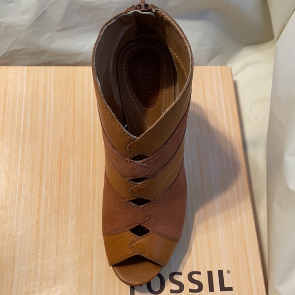 FOSSIL two tone peep toe bootie. - Picture 5 of 6